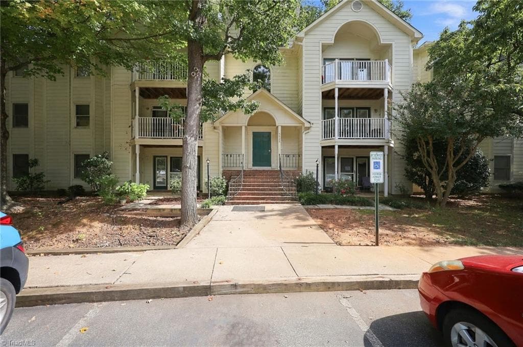 Front view of Quaker Commons Condominium. - 5928 W Friendly Avenue # M, Greensboro NC 27410, Greensboro