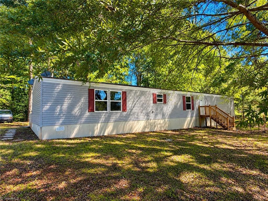 Manufactured Home at 1393 John Ed Mabe Road, Danbury NC 27016, photo 2 of 25