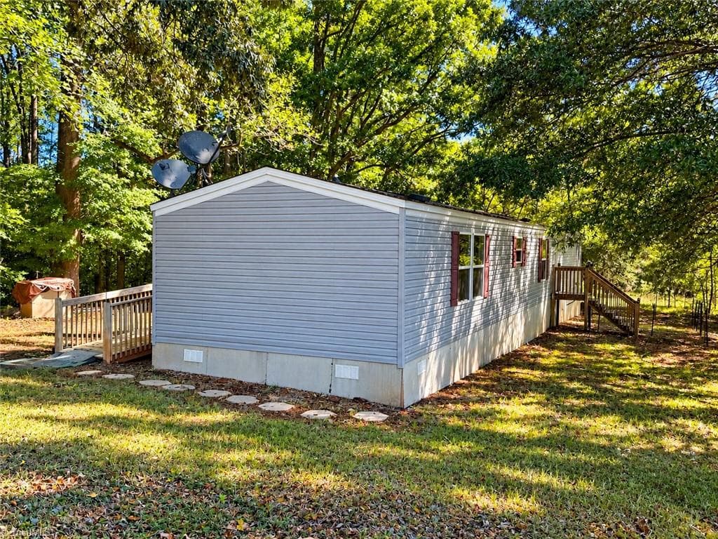 Manufactured Home at 1393 John Ed Mabe Road, Danbury NC 27016, photo 6 of 25
