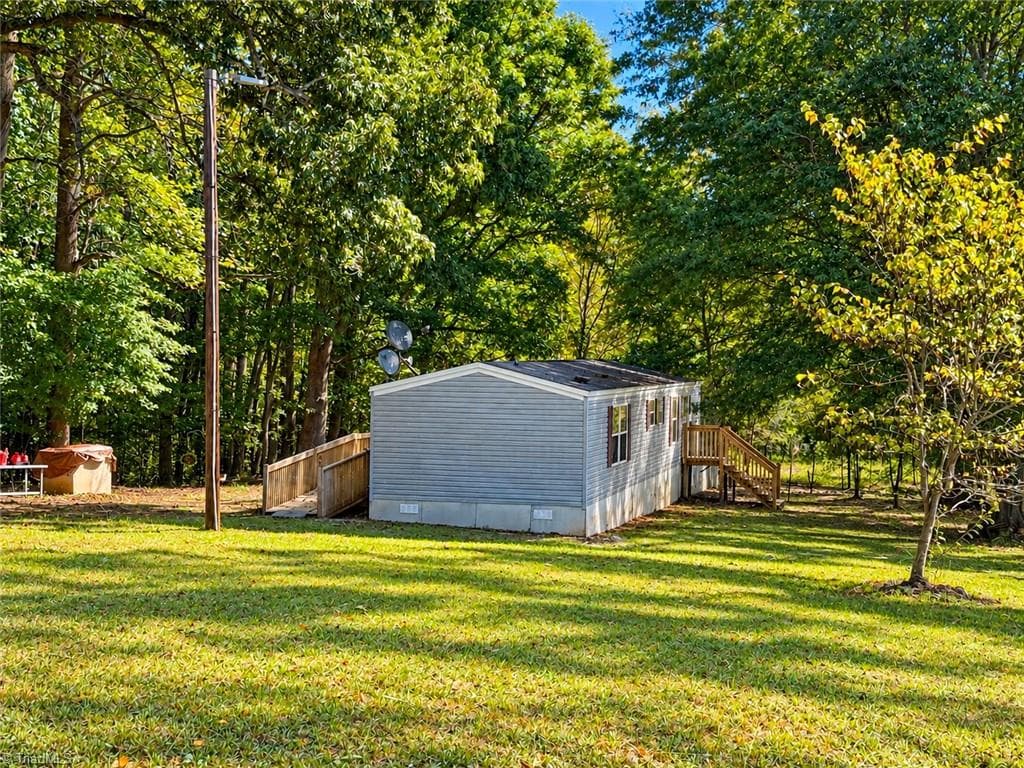 Manufactured Home at 1393 John Ed Mabe Road, Danbury NC 27016, photo 3 of 25