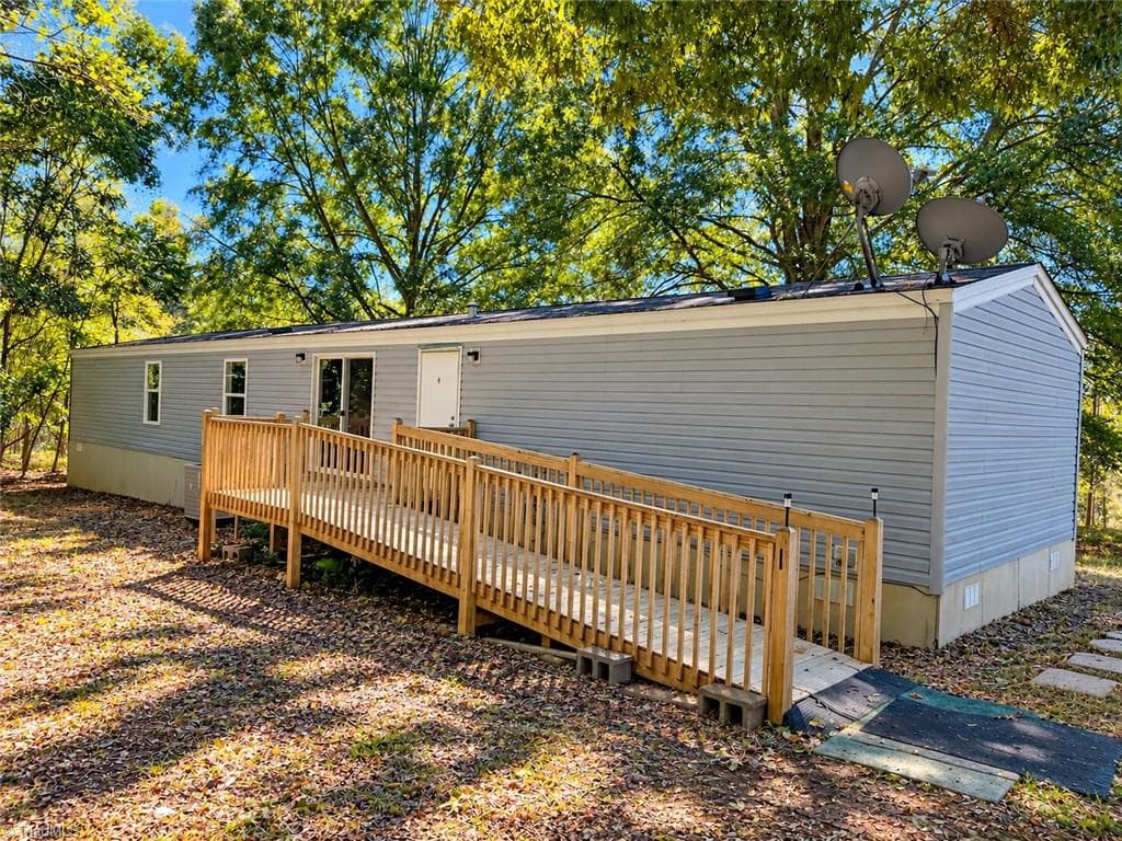 Manufactured Home at 1393 John Ed Mabe Road, Danbury NC 27016, photo 5 of 25