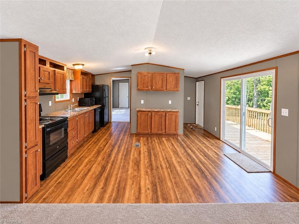 Manufactured Home at 1393 John Ed Mabe Road, Danbury NC 27016, photo 18 of 25