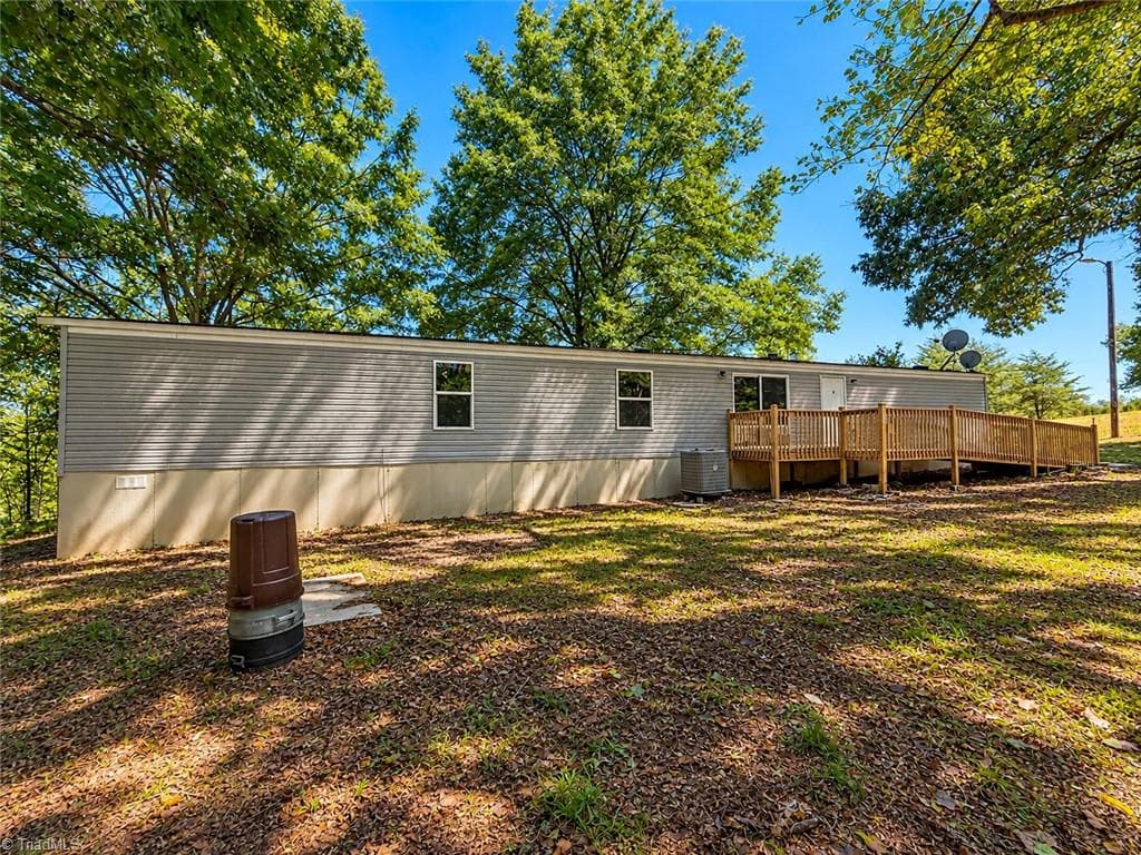 Manufactured Home at 1393 John Ed Mabe Road, Danbury NC 27016, photo 4 of 25