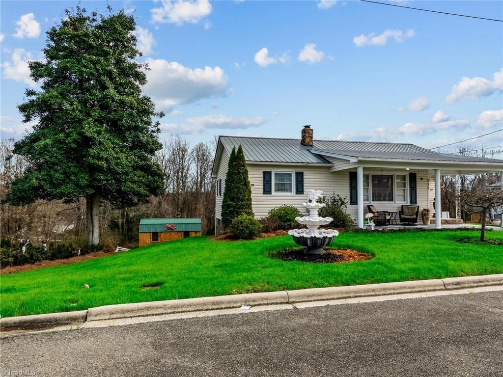 Stick/Site Built at 911 Banner Street, Mount Airy NC 27030, Mount Airy, photo 5 of 58