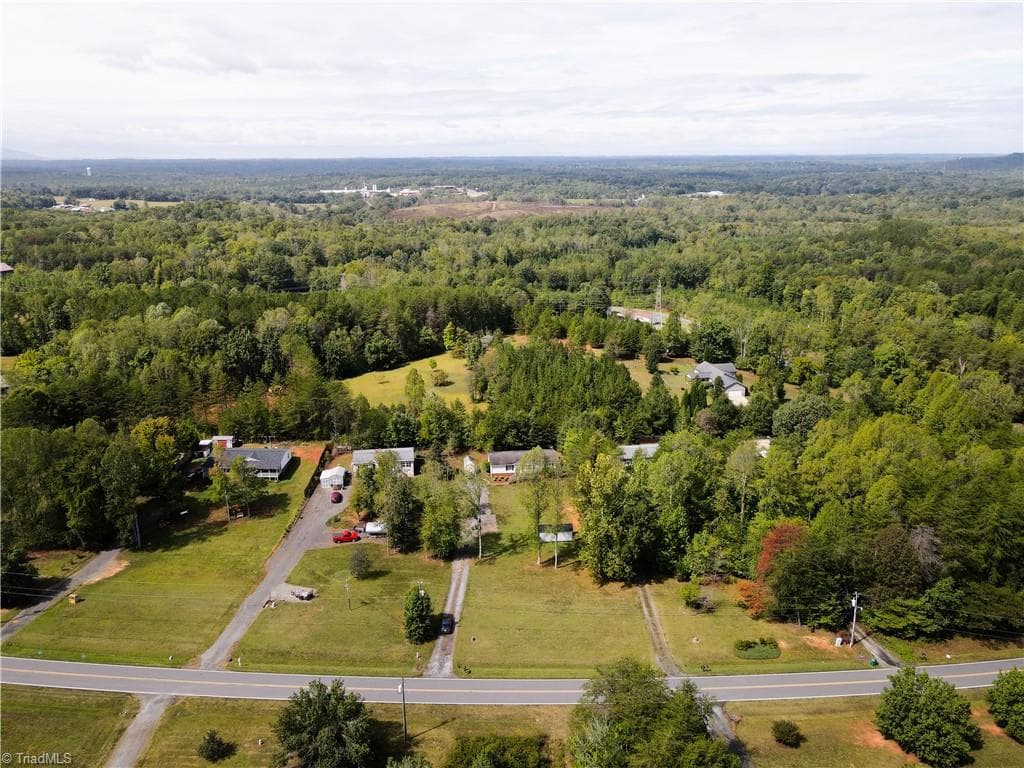 Manufactured Home at 1130 Mineral Springs Road, Madison NC 27025, photo 11 of 40