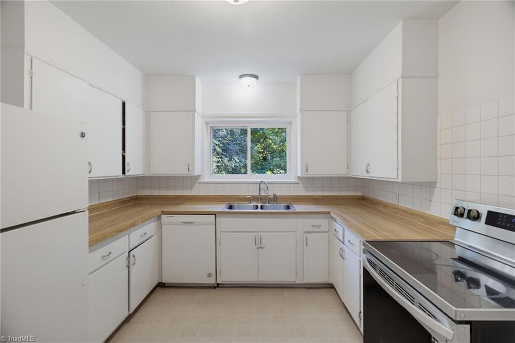 Stick/Site Built at 3123 W Friendly Avenue, Greensboro NC 27408, photo 13 of 34