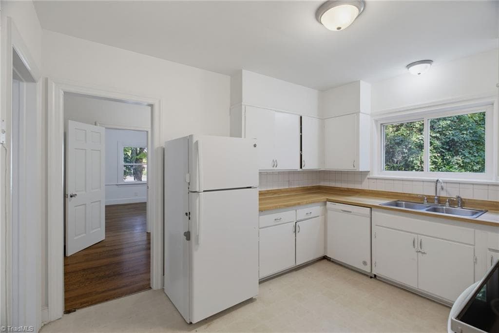 Stick/Site Built at 3123 W Friendly Avenue, Greensboro NC 27408, photo 14 of 34