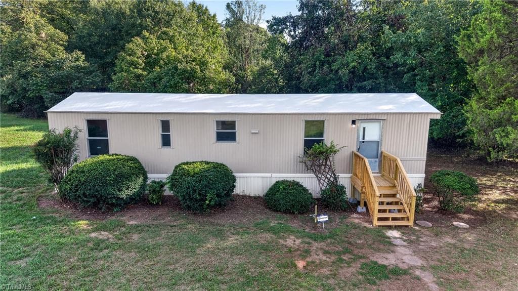 Single Family Residence at 7412 Seldon Road, Summerfield NC 27358, photo 2 of 43