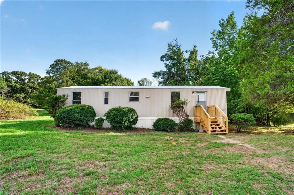 Single Family Residence at 7412 Seldon Road, Summerfield NC 27358, photo 4 of 43