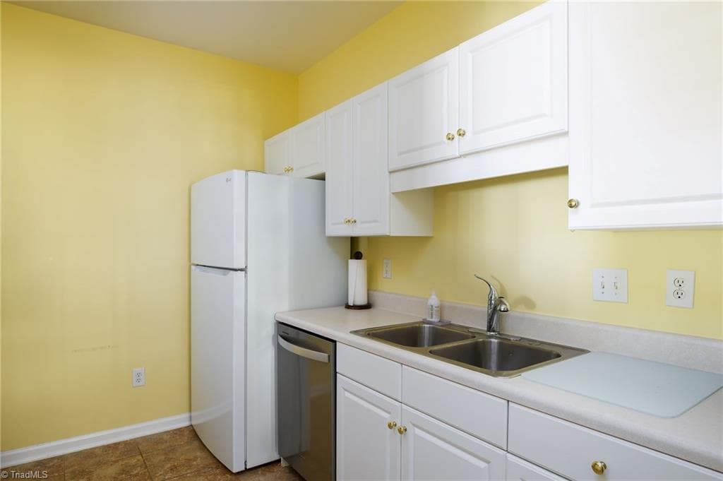 Stick/Site Built at 7102 Riverview Knoll Court, Clemmons NC 27012, Clemmons, photo 13 of 30