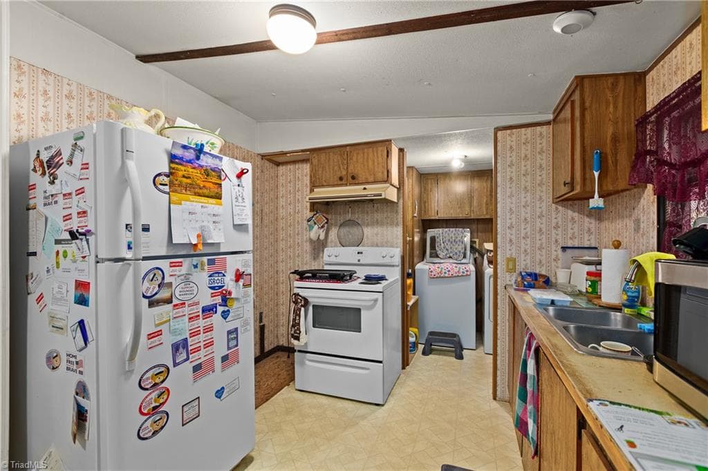 Manufactured Home at 1315 Pebble Brook Road, Sandy Ridge NC 27046, photo 10 of 24