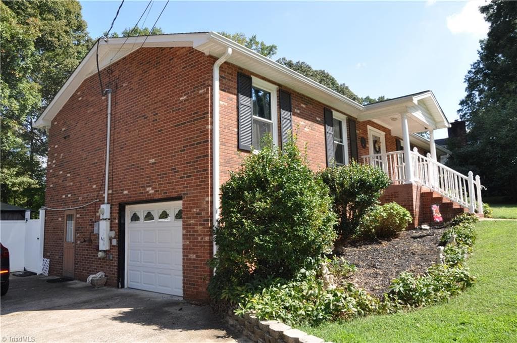 Stick/Site Built at 6045 Woodcove Drive, Winston-Salem NC 27104, Winston-Salem, photo 2 of 9