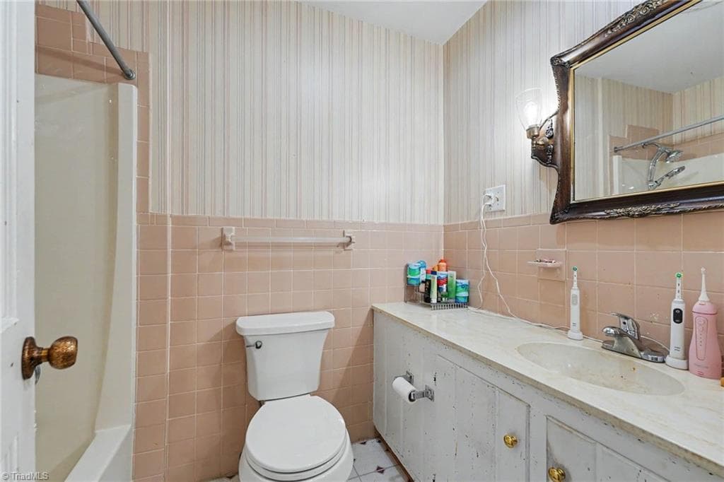 hall bath 2nd floor - 8800 Harwick Court, Lewisville NC 27023, Lewisville