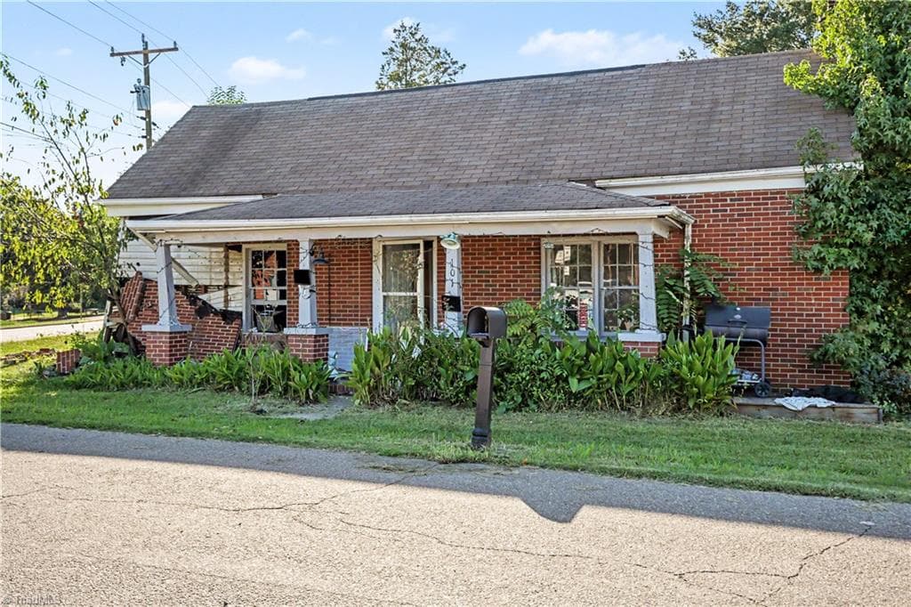Stick/Site Built at 101 Primitive Street, Eden NC 27288, photo 2 of 14