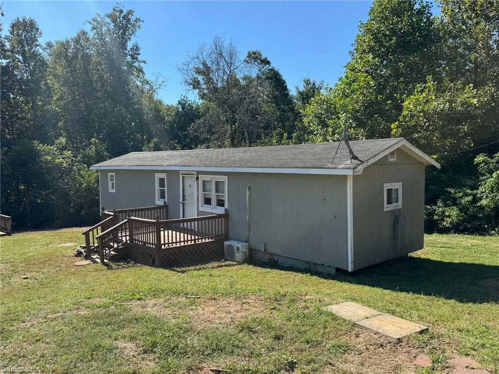 Manufactured Home at 118 Hamlet Place, Ronda NC 28670, photo 3 of 35