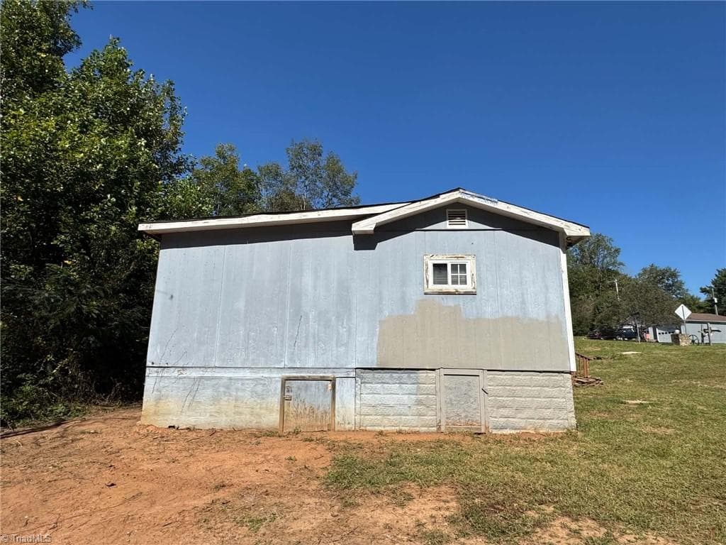 Manufactured Home at 118 Hamlet Place, Ronda NC 28670, photo 21 of 35