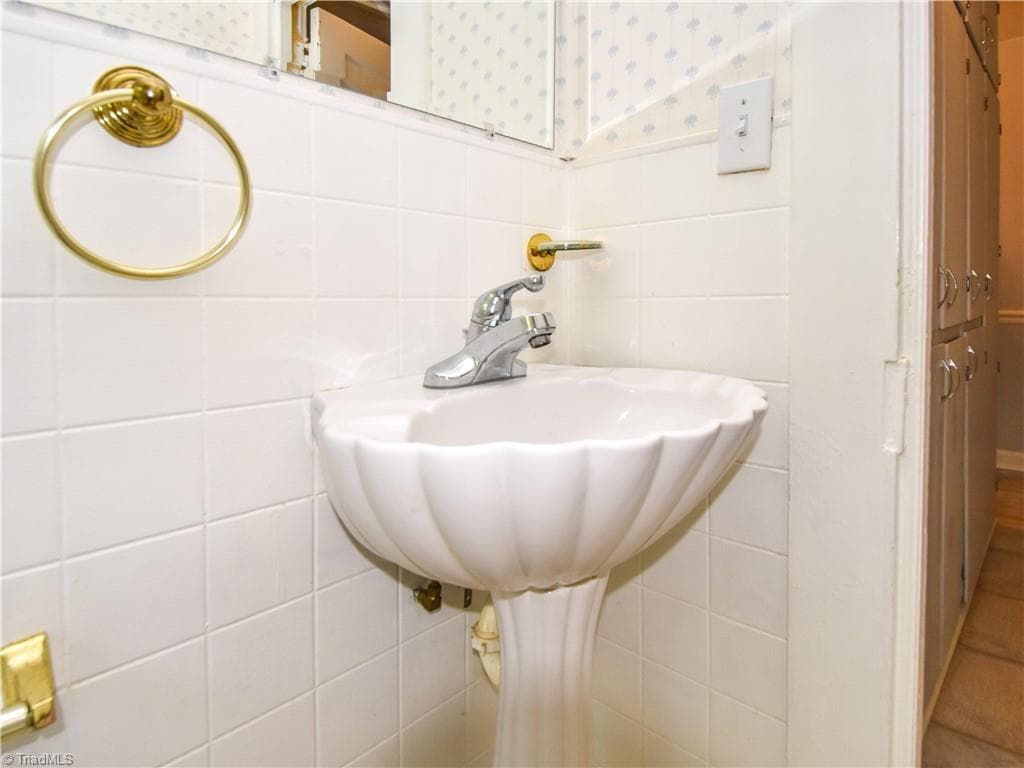 Hall bath - 681 Sanford Avenue, Mocksville NC 27028, Mocksville