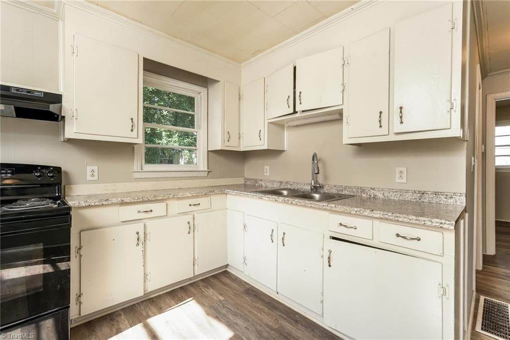 Stick/Site Built at 1006 E Devonshire Street, Winston-Salem NC 27107, Winston-Salem, photo 11 of 32