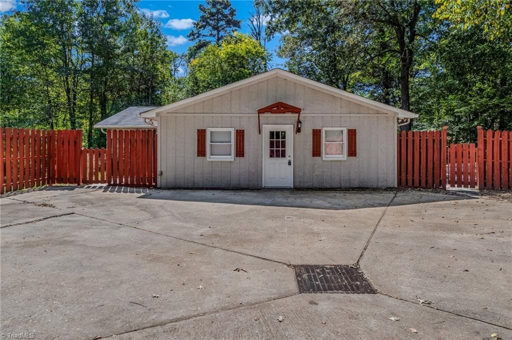 Stick/Site Built at 4039 Bethania Station Road, Winston-Salem NC 27106, Winston-Salem, photo 3 of 68