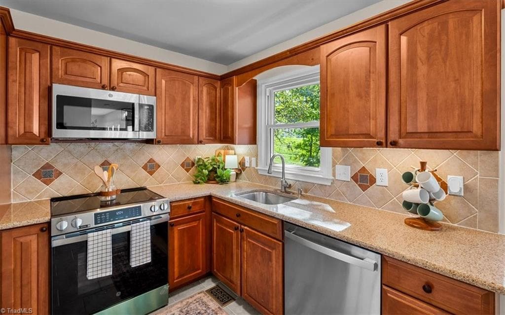 Stick/Site Built at 15 Gatehouse Lane, Greensboro NC 27407, Greensboro, photo 13 of 76