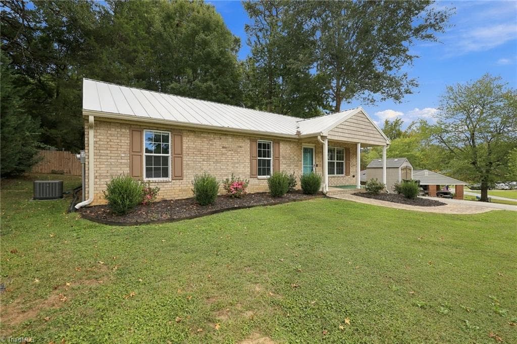 Stick/Site Built at 203 Crestview Drive, Thomasville NC 27360, Thomasville, photo 5 of 37