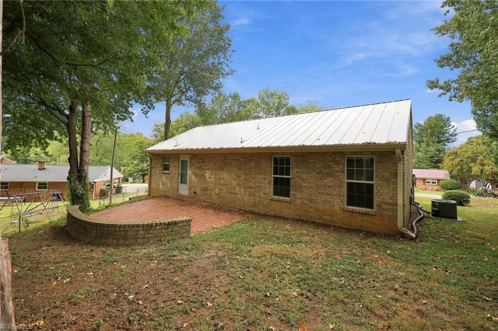 Stick/Site Built at 203 Crestview Drive, Thomasville NC 27360, Thomasville, photo 34 of 37