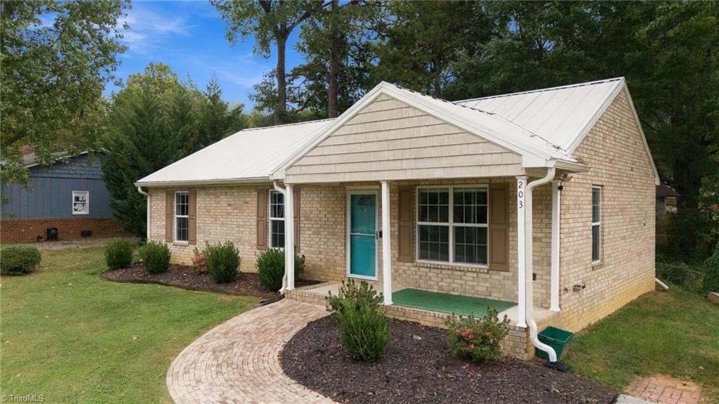 Stick/Site Built at 203 Crestview Drive, Thomasville NC 27360, Thomasville, photo 4 of 37