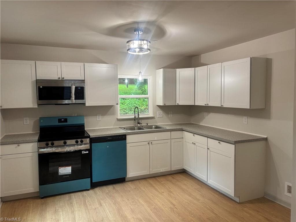 Stick/Site Built at 516 Twin Oak Court, High Point NC 27260, photo 5 of 11