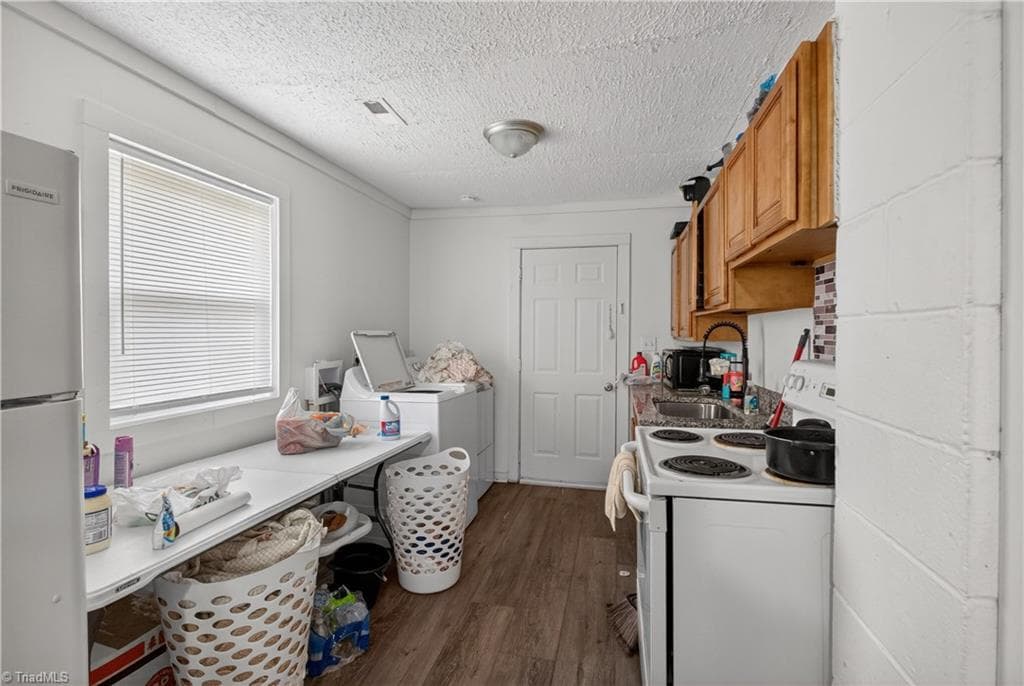 Duplex at 17 Hunter Street, Thomasville NC 27360, Thomasville, photo 13 of 60