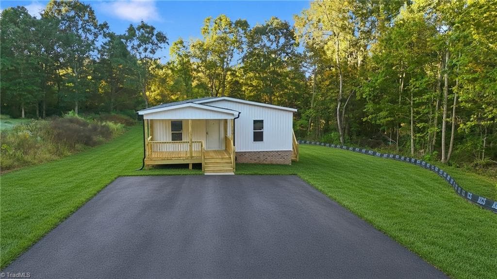 Manufactured Home at 189 Village Point Drive, Statesville NC 28625, Statesville, photo 2 of 33