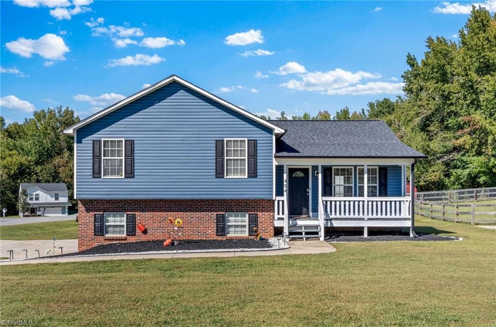 Stick/Site Built at 494 Sunset Ridge Lane, Lexington NC 27295, Lexington, photo 4 of 31