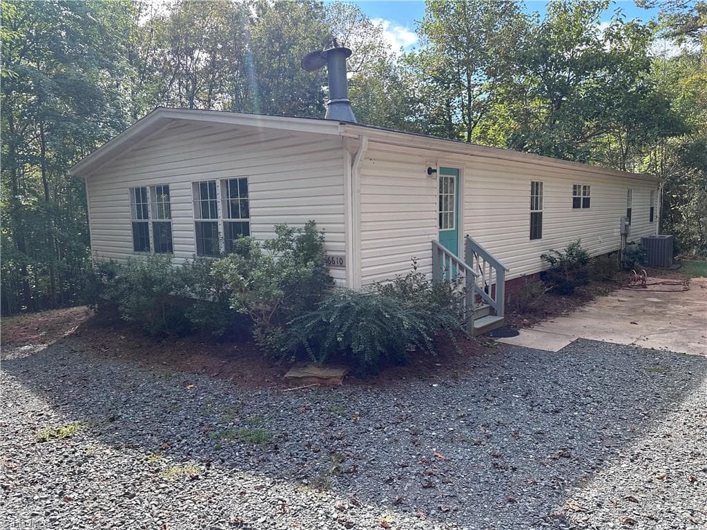 Manufactured Home at 6610 Edgeworth Trail, Pfafftown NC 27040, Pfafftown, photo 2 of 21