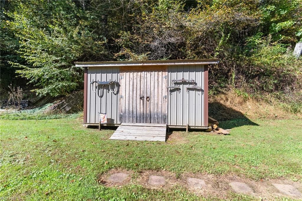 Manufactured Home at 99 Lynn Lane, Glade Valley NC 28627, Glade Valley, photo 32 of 45
