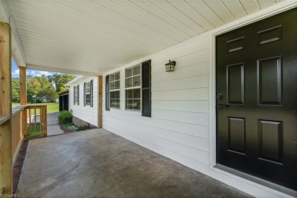 Manufactured Home at 590 Regan Road, Lexington NC 27292, photo 3 of 41