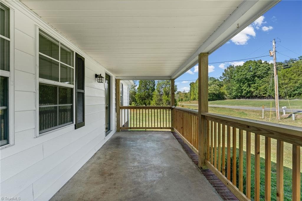 Manufactured Home at 590 Regan Road, Lexington NC 27292, photo 4 of 41