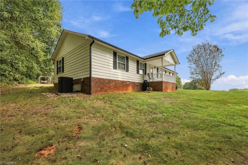 Manufactured Home at 1077 Brown Farm Road, Walnut Cove NC 27052, Walnut Cove, photo 2 of 48
