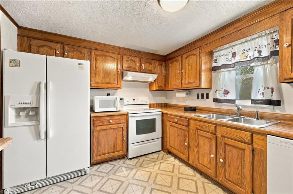 Manufactured Home at 1077 Brown Farm Road, Walnut Cove NC 27052, Walnut Cove, photo 16 of 48