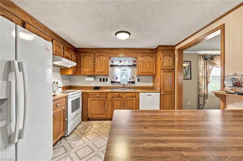 Manufactured Home at 1077 Brown Farm Road, Walnut Cove NC 27052, Walnut Cove, photo 12 of 48