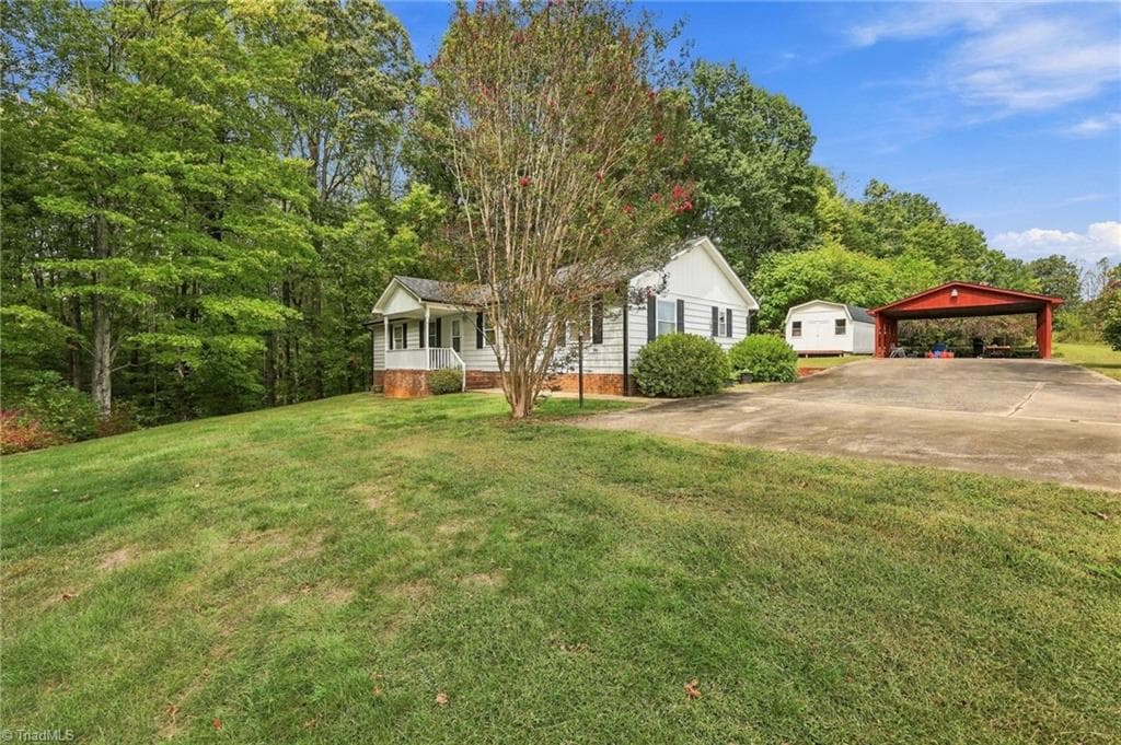 Manufactured Home at 1077 Brown Farm Road, Walnut Cove NC 27052, Walnut Cove, photo 3 of 48