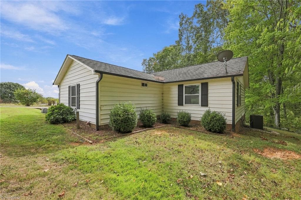 Manufactured Home at 1077 Brown Farm Road, Walnut Cove NC 27052, Walnut Cove, photo 32 of 48