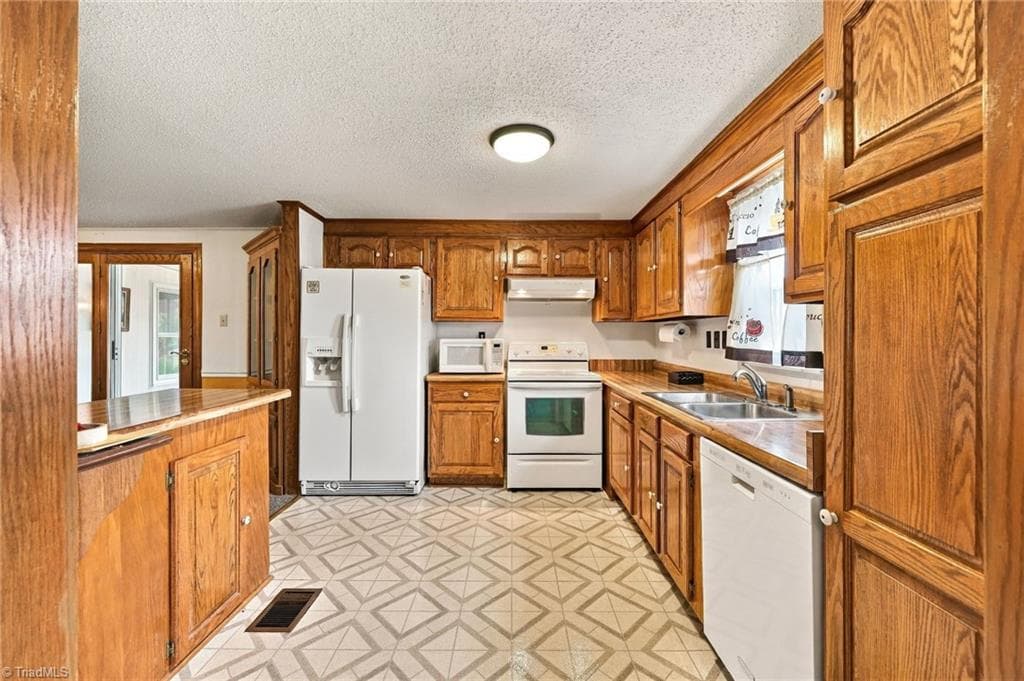 Manufactured Home at 1077 Brown Farm Road, Walnut Cove NC 27052, Walnut Cove, photo 11 of 48