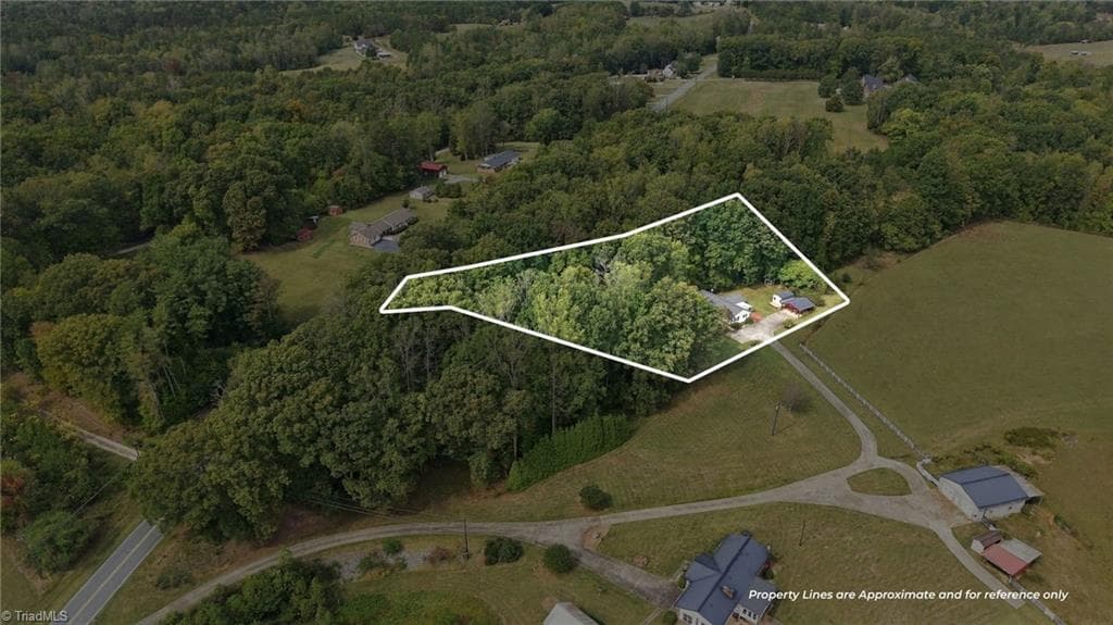 Manufactured Home at 1077 Brown Farm Road, Walnut Cove NC 27052, Walnut Cove, photo 4 of 48