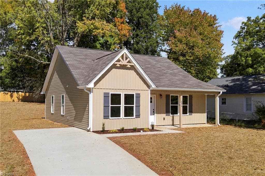 Stick/Site Built at 206 Ridgecrest Street, Thomasville NC 27360, Thomasville, photo 2 of 29