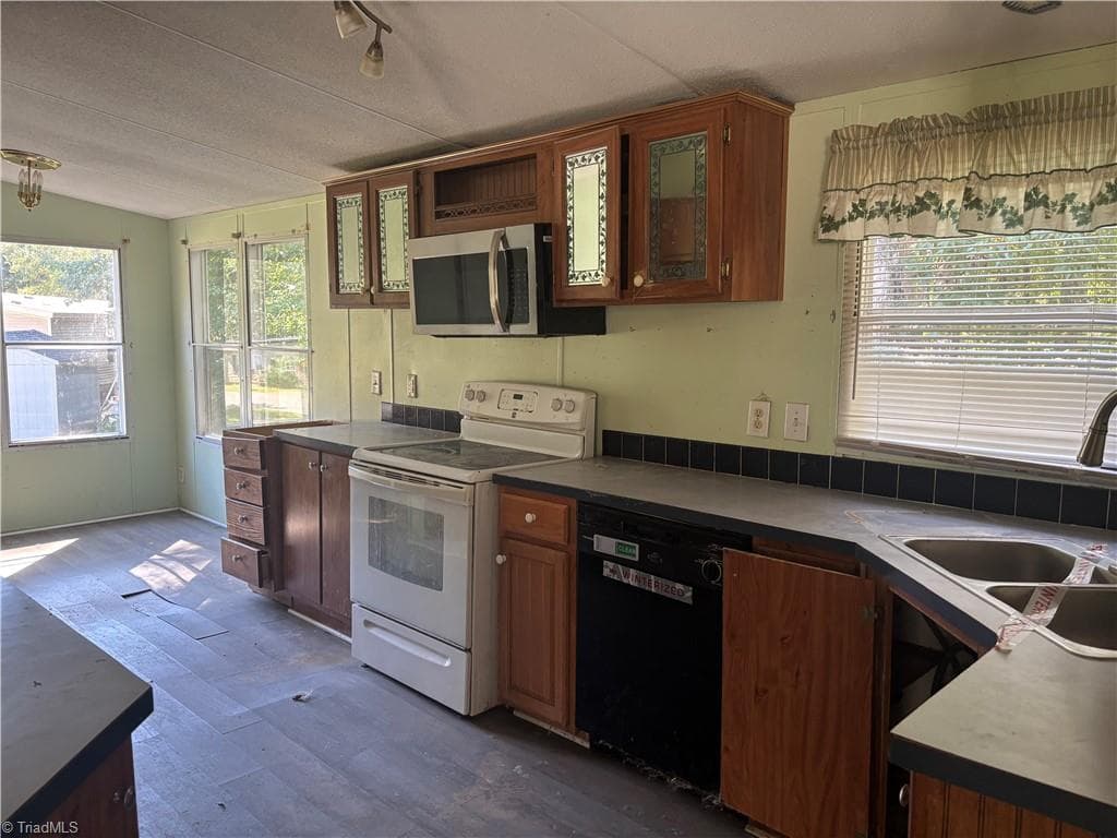 Manufactured Home at 4727 Benttree Drive, McLeansville NC 27301, McLeansville, photo 4 of 9