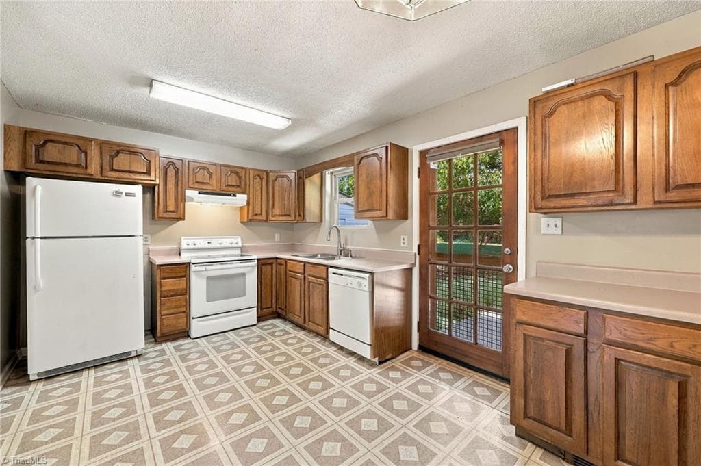 Stick/Site Built at 3215 Meadow Lane, Winston-Salem NC 27107, Winston-Salem, photo 6 of 43