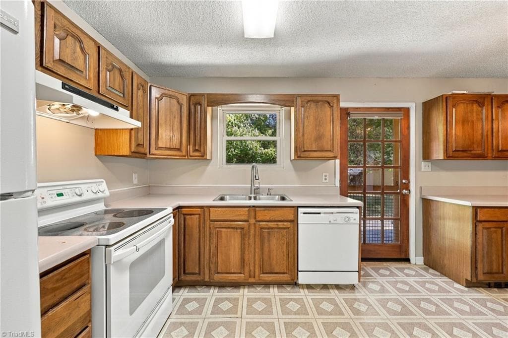 Stick/Site Built at 3215 Meadow Lane, Winston-Salem NC 27107, Winston-Salem, photo 5 of 43