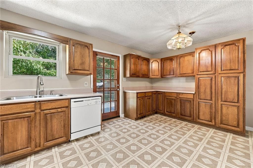 Stick/Site Built at 3215 Meadow Lane, Winston-Salem NC 27107, Winston-Salem, photo 10 of 43