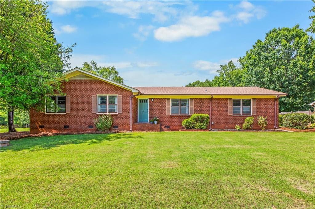 Stick/Site Built at 141 Pinelawn Drive, Kernersville NC 27284, photo 2 of 35
