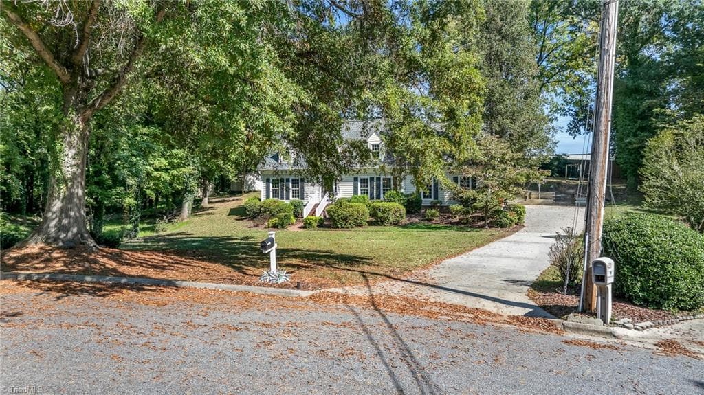Stick/Site Built at 802 Kingston Drive, High Point NC 27262, photo 3 of 49