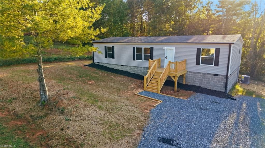 Manufactured Home at 4277 Chinquapin Circle, Lenoir NC 28645, photo 36 of 39